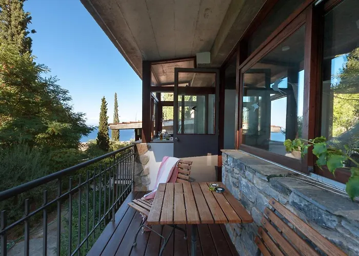 Kyparissi & Apartment Tiros